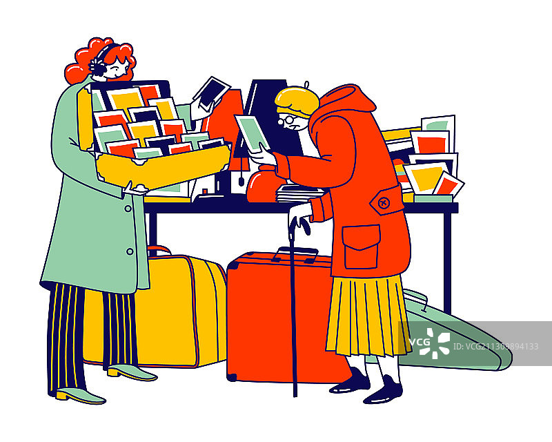 老妇人在跳蚤市场看复古明信片图片素材