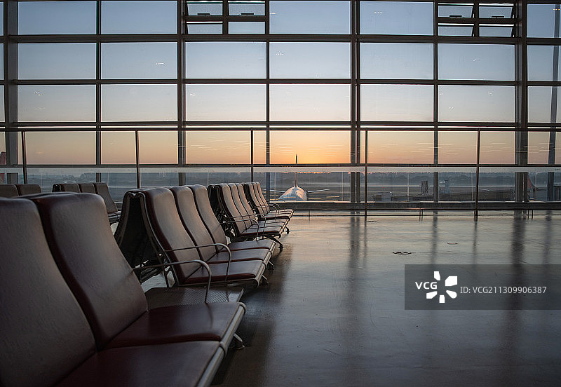 清晨的候机室内剪影图片素材