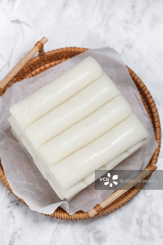 放在白色背景上的宁波特产水磨年糕图片素材