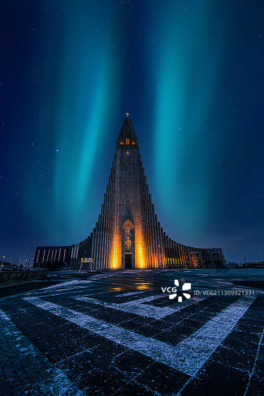 极光下的哈尔格林姆斯大教堂图片素材