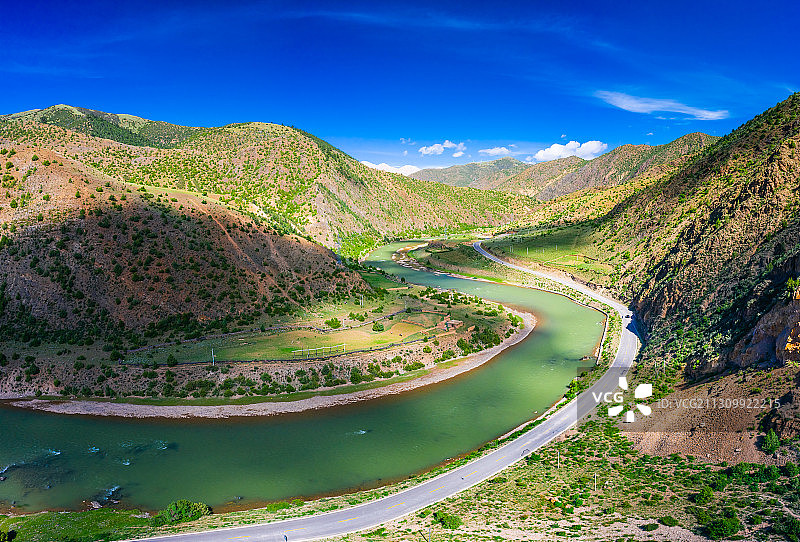 西藏G318国道川藏线左贡田妥镇玉曲乡村田园自然风光图片素材