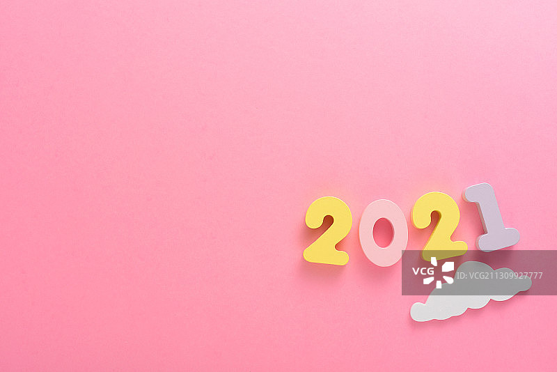 粉色留白背景上的数字2021图片素材