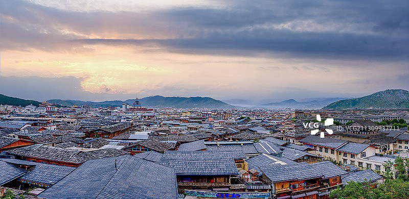 中国云南香格里拉独克宗古城全景图片素材