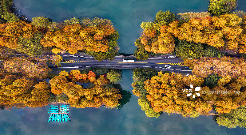 秋至卧龙桥图片素材