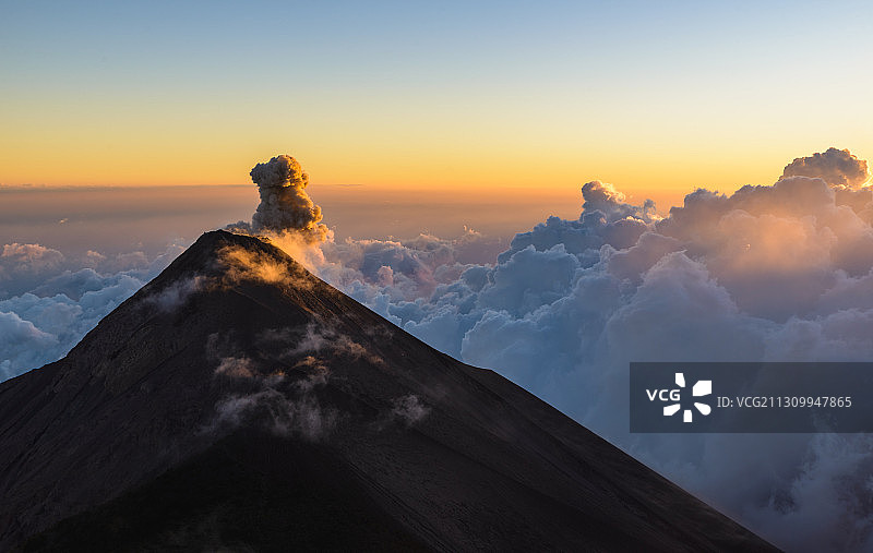 高角度的火山峰之间的云日落，阿卡特南戈，危地马拉图片素材
