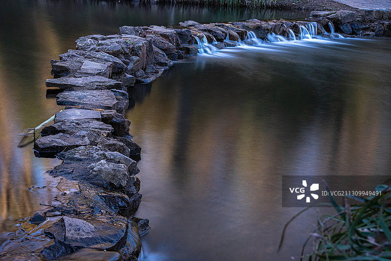 美国阿肯色州小石城：岩石间的河流风光图片素材