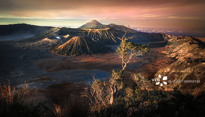 日落时分印度尼西亚东爪哇省布罗莫火山的壮丽景色图片素材