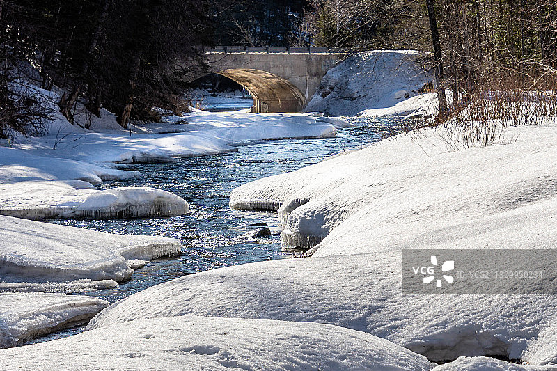 加拿大新不伦瑞克省弗雷德里克顿岩石河流风光图片素材