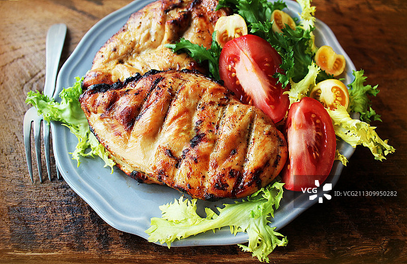 烤鸡胸肉和沙拉的高角度视图图片素材