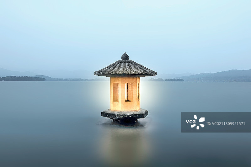 杭州西湖翠光亭中国风灯塔图片素材
