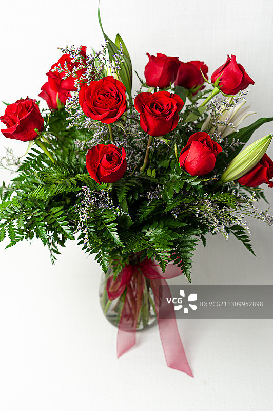 白色背景下的玫瑰花束特写，美国北卡罗来纳州罗利市图片素材