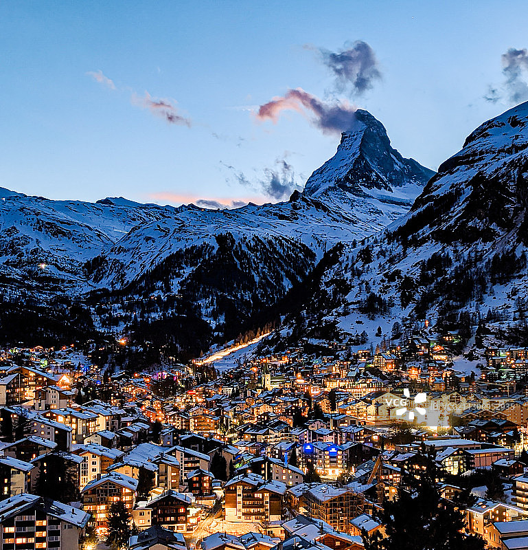 瑞士采尔马特小镇黄昏鸟瞰图图片素材