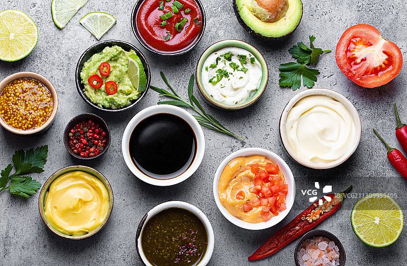 桌子上各种酱料的俯视图图片素材