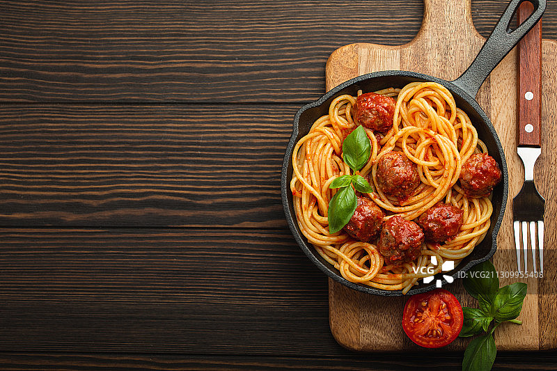 上的碗里有意大利面图片素材