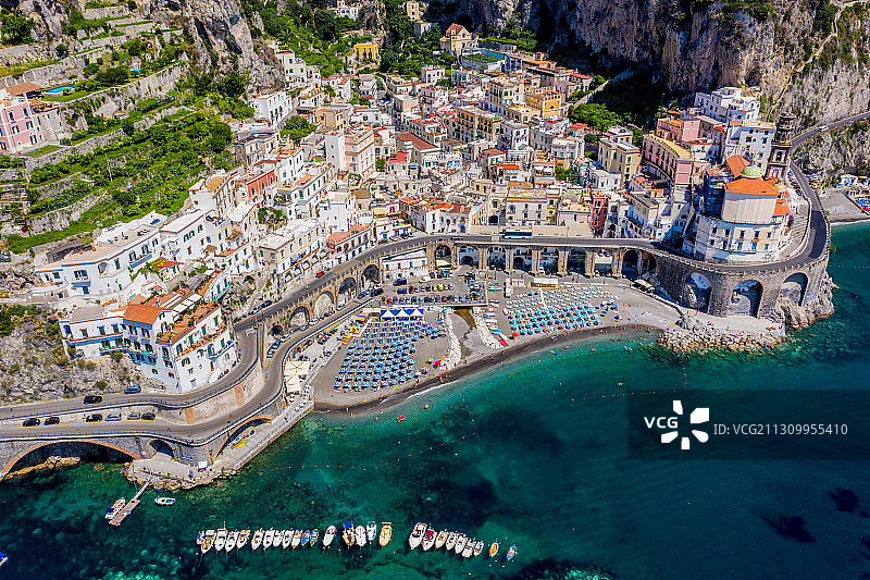 意大利萨莱诺阿特拉尼城市建筑高角度景观图片素材