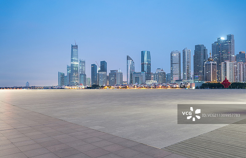 中国山东青岛市城市天际线夜景图片素材