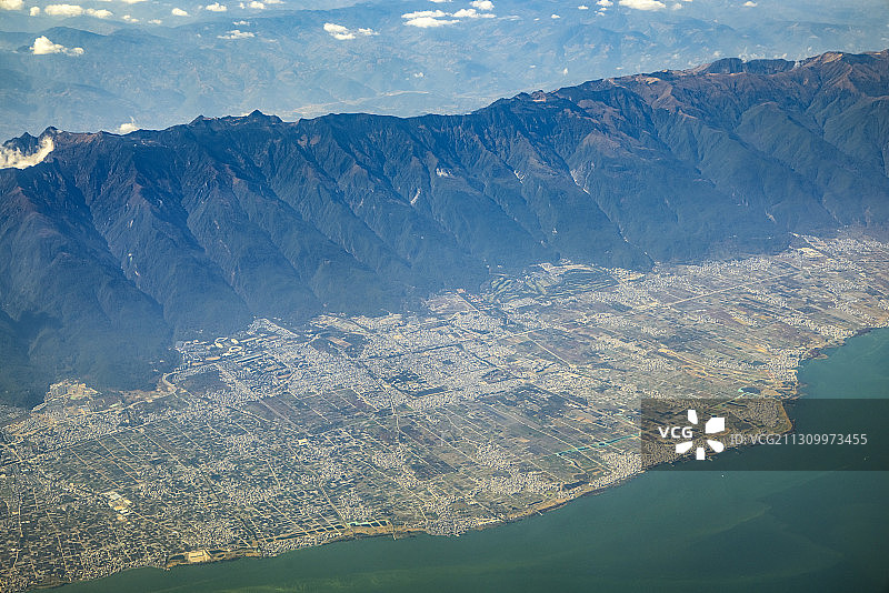 大理古城和苍山航拍图片素材