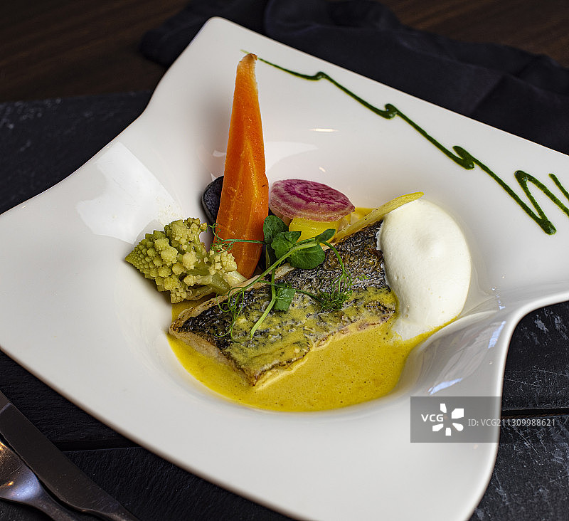 高角度的食物在盘子上的桌子图片素材