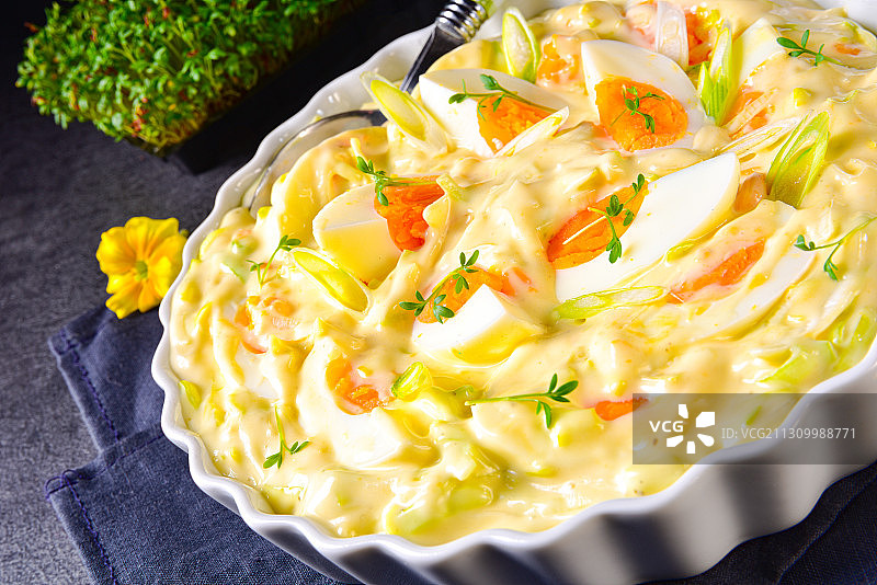 高角度的食物在盘子上的桌子图片素材