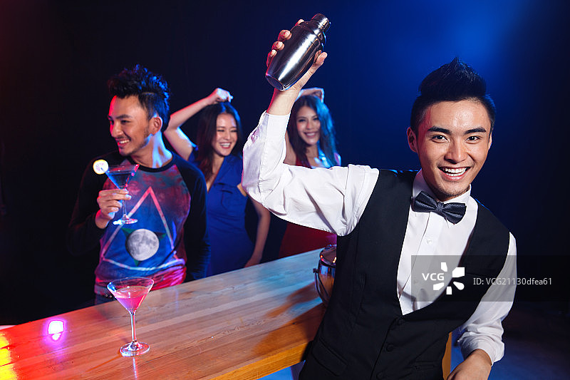 年轻人的调酒师图片素材