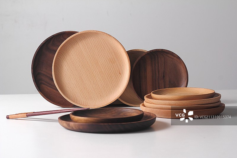 黑胡桃木盘和橡胶木盘图片素材
