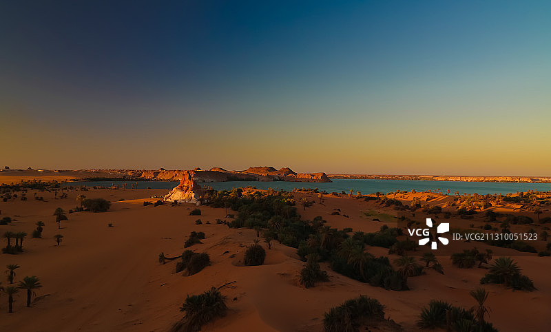 日落时分，晴空下的沙漠风光图片素材