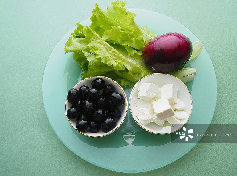 高角度的食物在盘子上的桌子图片素材