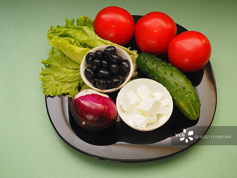 高角度的食物在盘子上的桌子图片素材