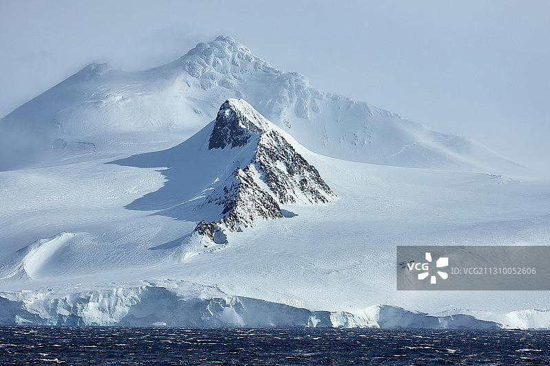 白雪皑皑的山峰映衬着天空图片素材