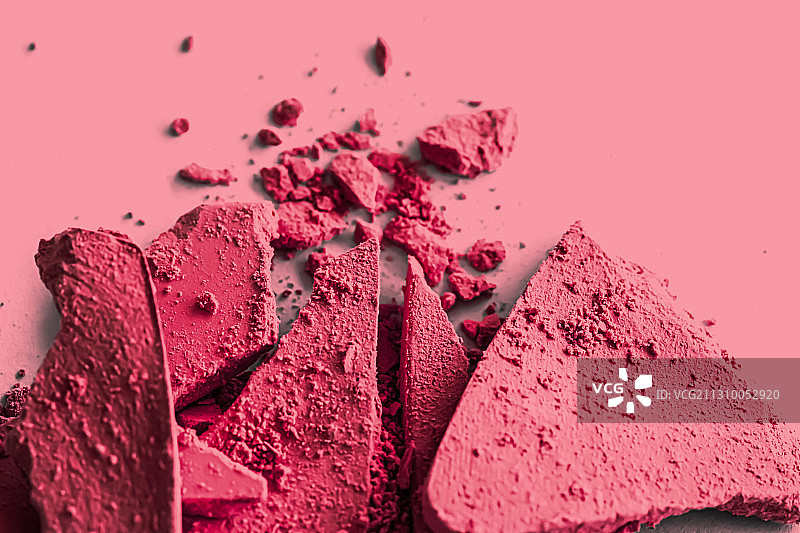 红色眼影粉彩妆盘特写，粉末状化妆品图片素材