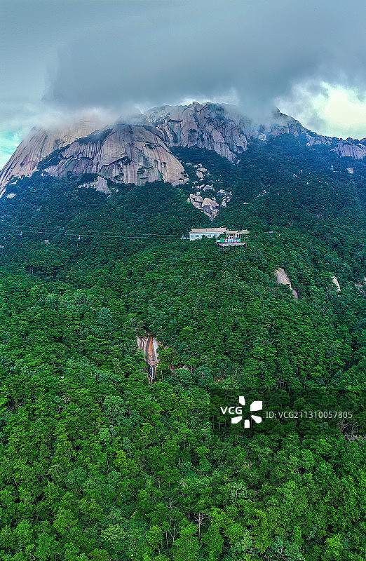 密林索道山巅+安徽省安庆市潜山市天柱山旅游区图片素材