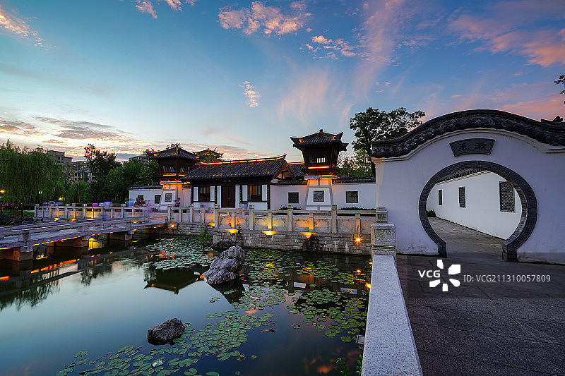 暮色中的二乔公园+安徽省安庆市潜山市二乔公园图片素材