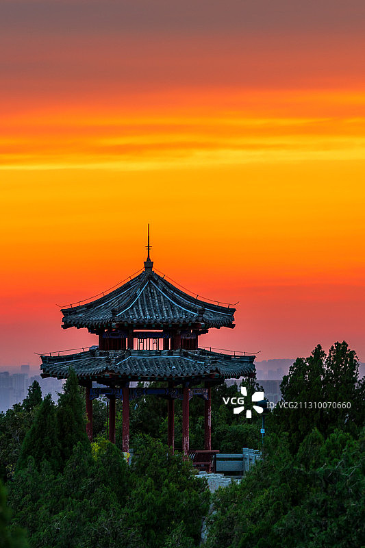 济南千佛山上俯瞰泉城的夕阳晚霞图片素材