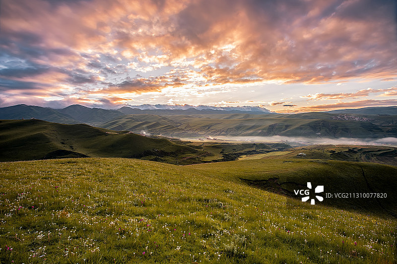 四川西部甘孜阿坝洲日出云海火烧云全景光影图片素材