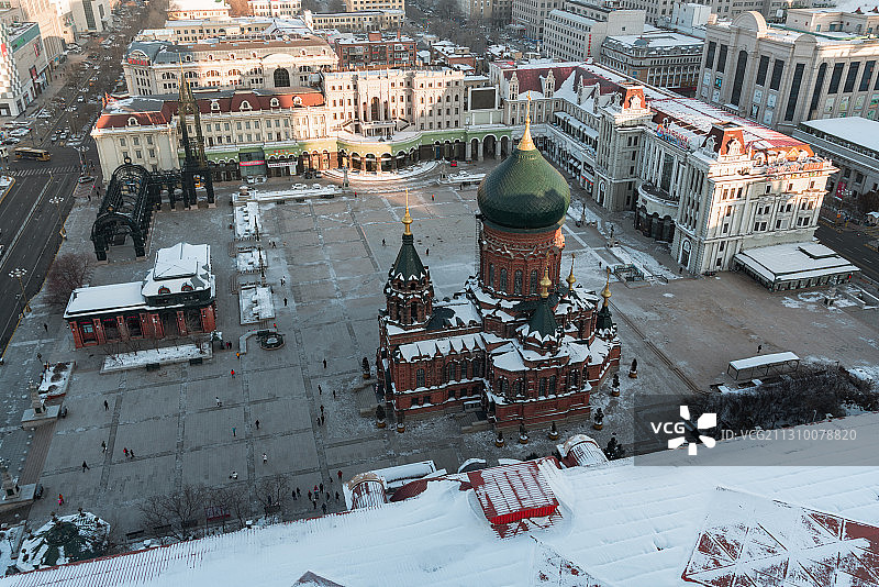 哈尔滨圣索菲亚大教堂阳光下鸟瞰图片素材