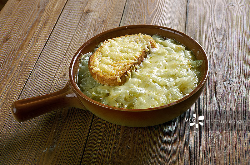 高角度的食物在碗上的桌子图片素材