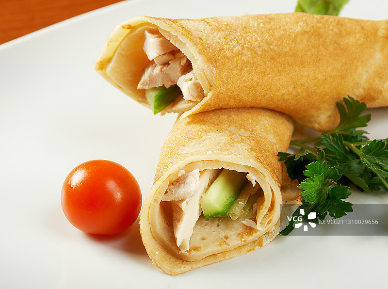 白色背景上的卷饼三明治特写图片素材