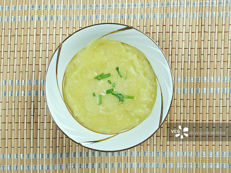 餐垫上的碗装汤顶视图图片素材