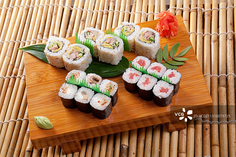 餐桌上的寿司高角度视图图片素材