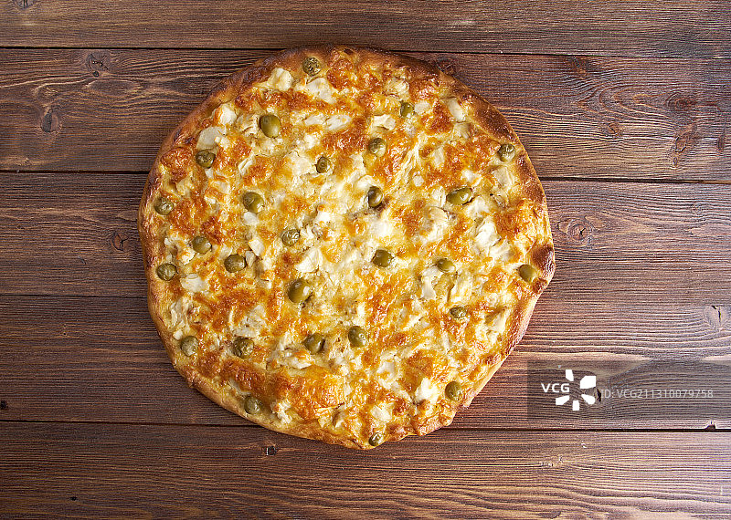 桌子上披萨的俯视图图片素材