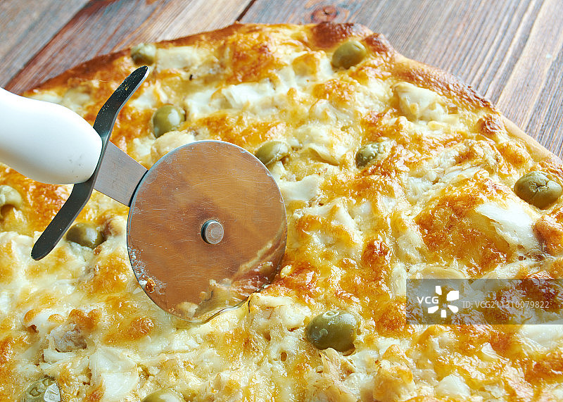 高角度的比萨饼在桌子上图片素材