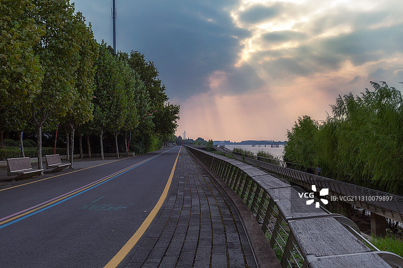 江滨偶遇丁达尔图片素材