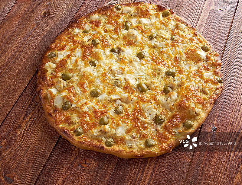 高角度的比萨饼在桌子上图片素材
