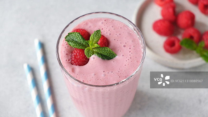 俄罗斯桌子上玻璃杯中冰沙的特写图片素材