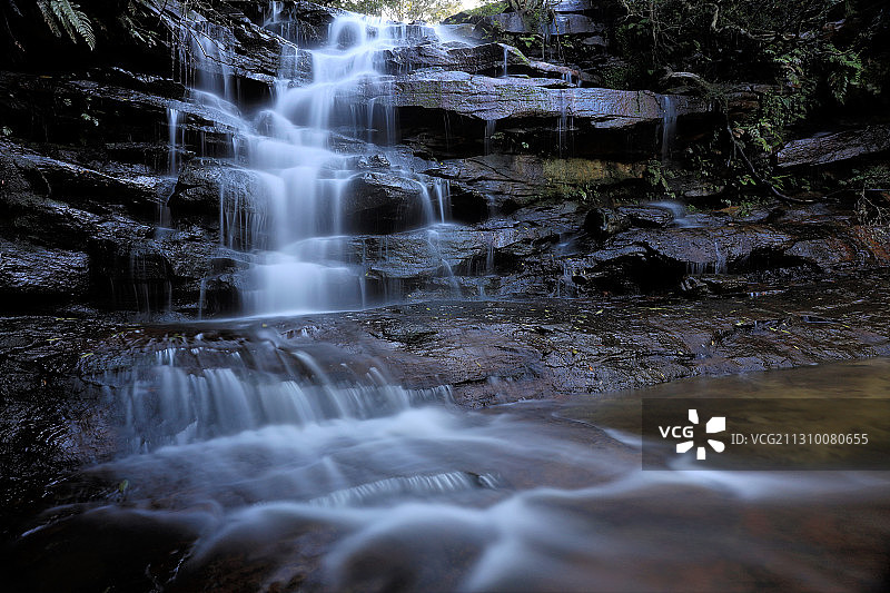 森林瀑布的迷人景色，位于澳大利亚新南威尔士州萨默斯比瀑布步道图片素材