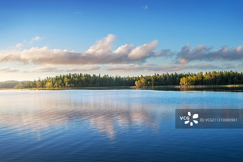 俄罗斯索洛韦茨基群岛的蓝天湖景图片素材