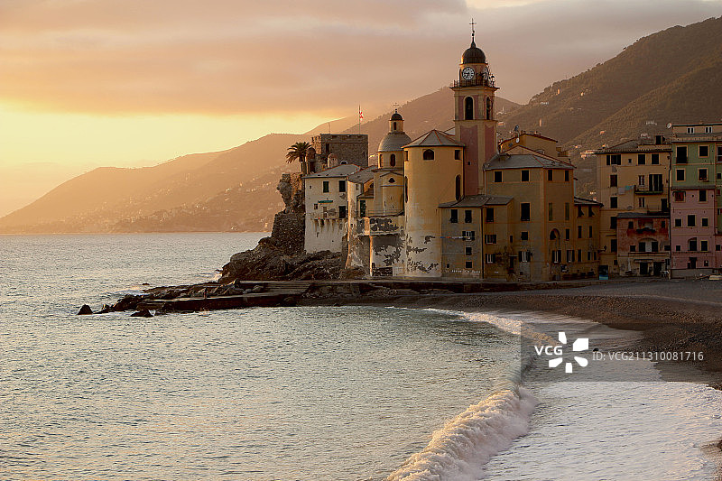意大利热那亚省卡莫利的日落城市建筑海景图片素材