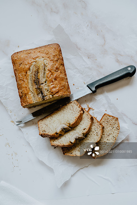 俯视角度拍摄的蛋糕切片图片素材