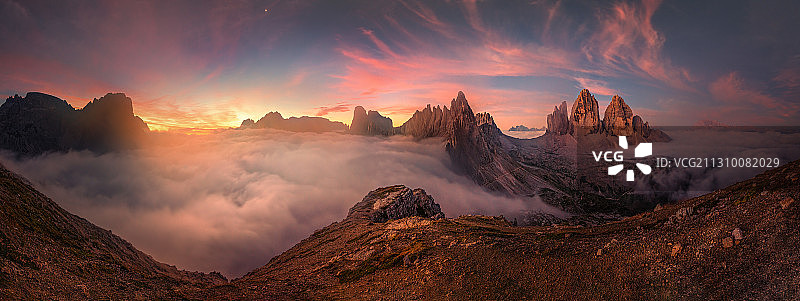 意大利Drei Zinnen日落时分的雪山全景图片素材