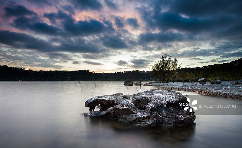 日落时天空下的湖泊美景，甘多尔福堡，拉齐奥，意大利图片素材